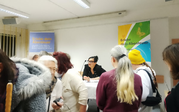 Foto Theresa Prammer mit Publikum